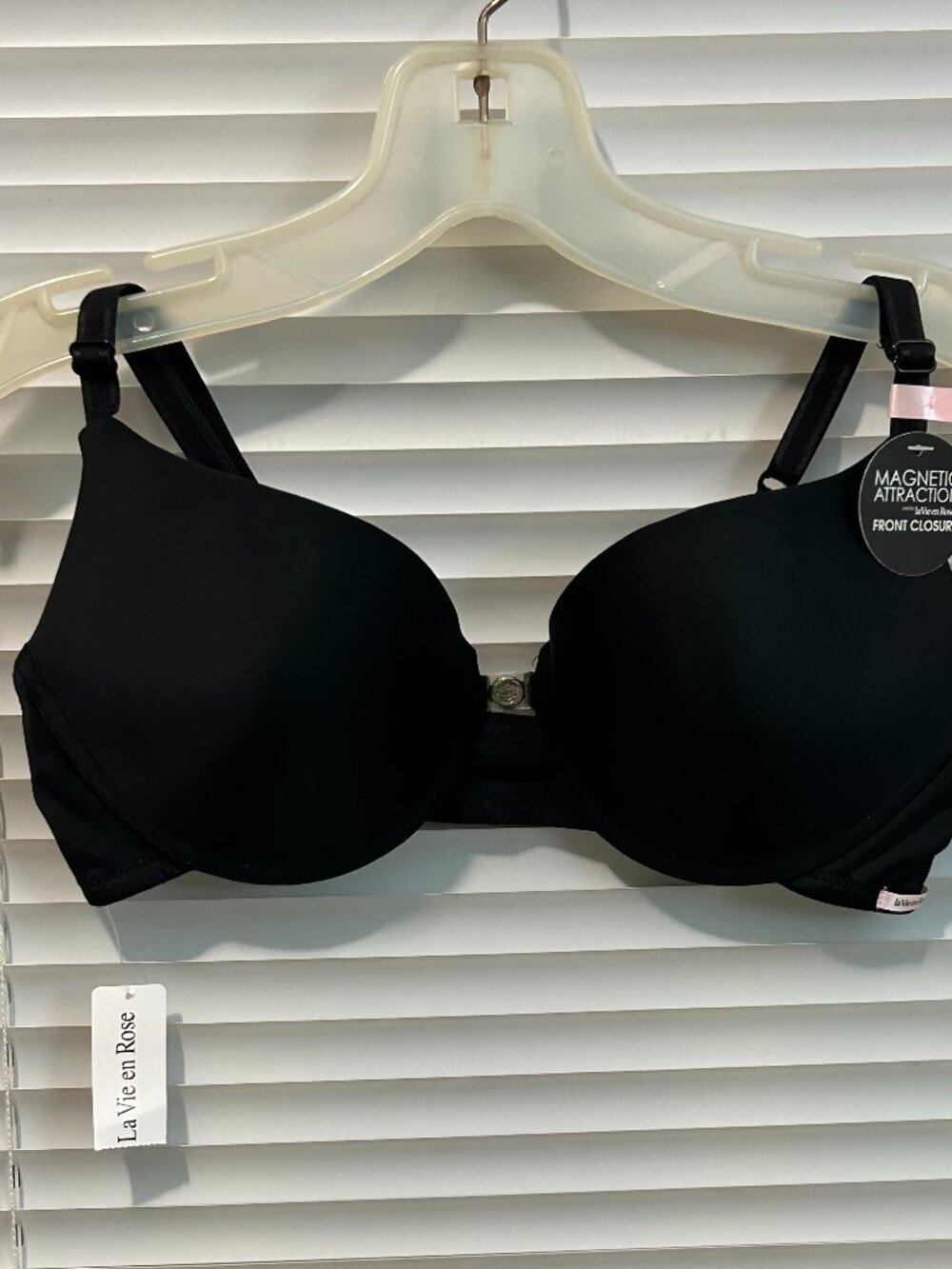 NWT La Vie en Rose black magnetic front closure push up bra. Size 36B
